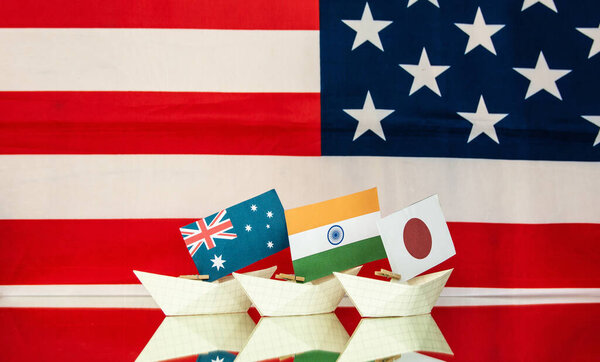 суда с флагами Австралии, США, Японии, Индии в качестве нового военного альянса четырехсторонний пакт безопасности между странами