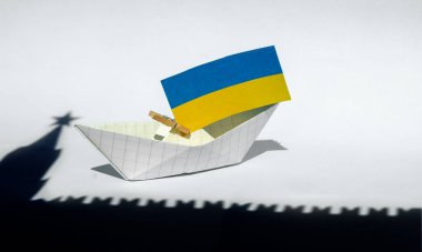 Ukrayna ve Kremlin 'in bayrağını taşıyan kağıt gemiler, Rusya yıldızı, ülkeler arasındaki savaş çatışmaları bölge işgali