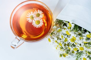Bir fincan papatya çayı ve papatya çiçeği. doktor tedavisi ve bağışıklık sisteminin önlenmesi, tıp - halk, alternatif, tamamlayıcı, geleneksel tıp