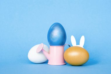 Renkli kovalarla tavşan kulaklarıyla çok renkli paskalya yumurtaları boyadılar. Mutlu Paskalyalar Kartı