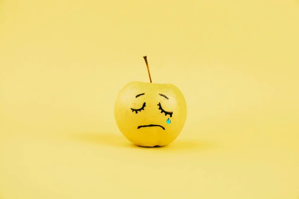 Chorando Triste Cara Uma Maçã Imagem Abstrata Mau Fundo Assustador — Fotografia de Stock