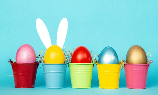 Huevos Pascua Pintados Varios Colores Cubos Colores Con Orejas Conejo — Foto de Stock