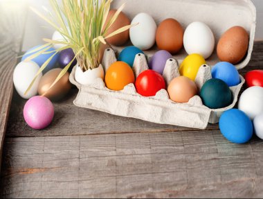 Dekor yuvasında çok renkli paskalya yumurtaları. Mutlu Paskalyalar.