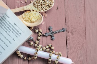 Karanlık arka planda Hıristiyan çapraz kolyesi - Büyük Perhiz 'in sembolü olarak, Ash Wednesday