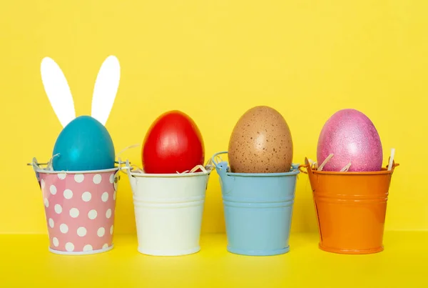 Huevos Pascua Pintados Varios Colores Cubos Colores Con Orejas Conejo — Foto de Stock