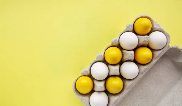 Colores Pintados Huevos Amarillos Pascua Sobre Fondo Amarillo Fotos De Stock Sin Royalties Gratis
