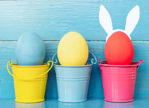 Uova Pasqua Dipinte Multicolori Secchi Colorati Con Orecchie Coniglio Buona Immagine Stock