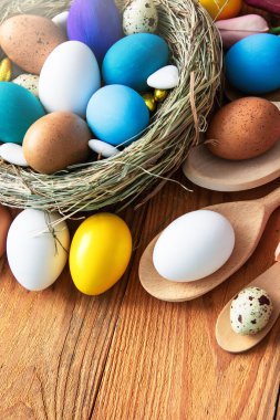 Ukrayna sarısı ve maviye boyanmış çok renkli Paskalya yumurtaları. Mutlu Paskalyalar.