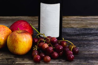 Boş şarap şişesi ürün için kullanılabilir. Şablon oluşturun