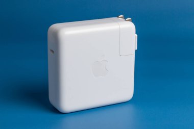 Manila, Filipinler - 12 Şubat 2022: Apple MacBook Pro ve Mavi Arkaplanda İzole Edildi