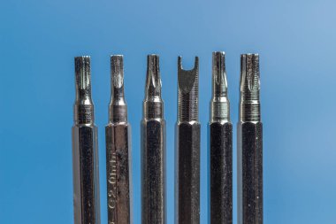 Bir tornavida için uzun parçalar. Farklı form, Altı Varyasyon. Mavi arkaplan.