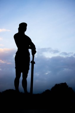 24 Eylül 2019. Manila Filipinleri, Rizal Park 'taki Lapu-lapu Anıtı' nın Siluet Çekimi. Lapu Lapu, Mactan Savaşı 'nda Ferdinand Macellan' ı öldüren Filipinli bir kahramandır..