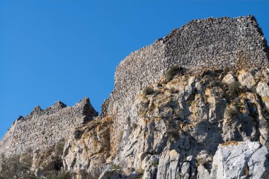 Dağlardaki şato, eski şatonun kalıntıları, Opoul, Fransa