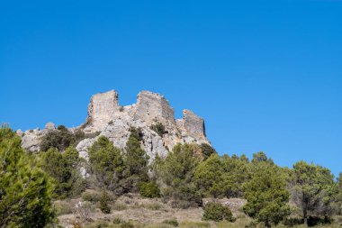 Dağlardaki kayalar. Opoul Kalesi