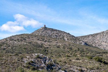 Gökyüzü açık kayalık bir dağın güzel bir görüntüsü.