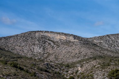 İspanya 'nın Malaga eyaletindeki kayalık dağlar baharda bulutlu bir günde
