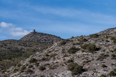 Dağlarda bulutlu bir günde dağ manzarası