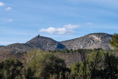 Monemvais dağ köyü, batı vaonoponnese 'nin batı kıyısında yer alır.