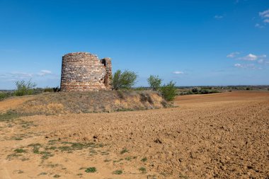 Eski harabe kule Fransa 'nın güneyinde mavi gökyüzüne karşı
