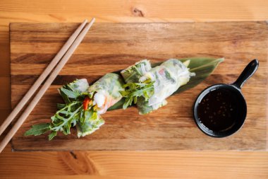 Karides, ahşap çubuklar ve soya soslu börekler. Asya mutfağı.