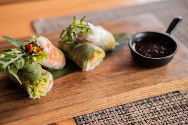 Karides, ahşap çubuklar ve soya soslu börekler. Asya mutfağı.