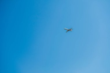 Mavi gökyüzünde uçan uçak. Seyahat ve uçuş konsepti.