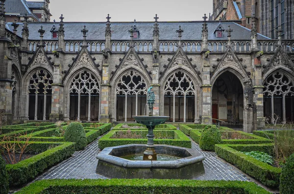 Gotisch Kasteel Met Fontein Gazons Binnenplaats — Stockfoto
