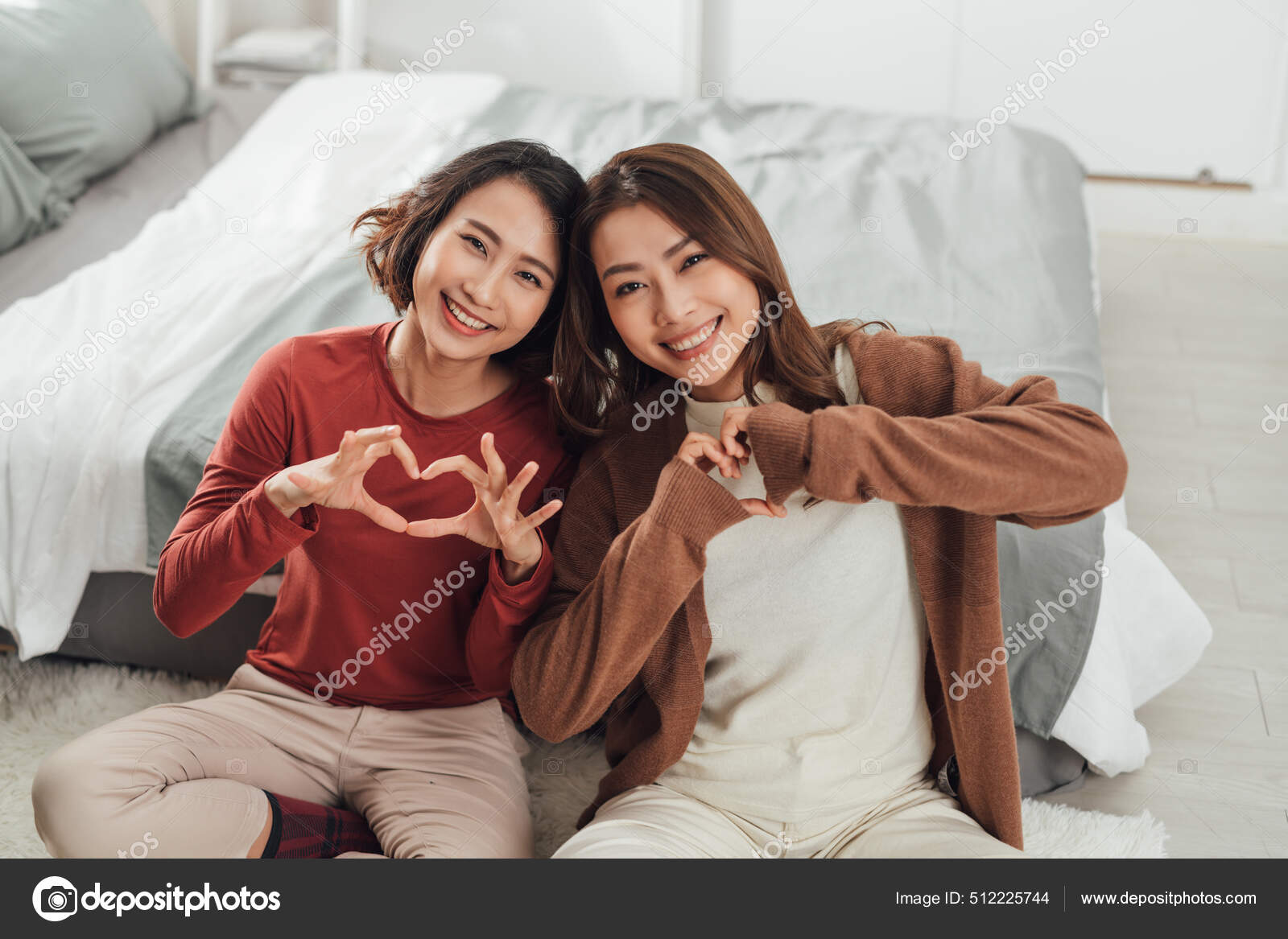Zwei Schöne Lesben Entspannen Sich Auf Dem Bett Zwei Schöne Lesben Entspannen Sich Auf Dem Bett