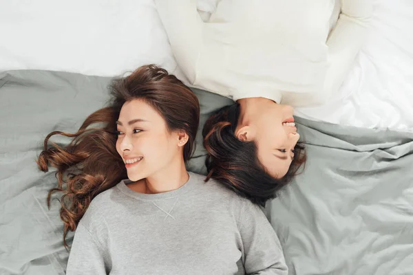 Дві Усміхнені Жінки Лежать Ліжку — стокове фото