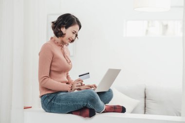 genç kadın Noel ağacının yanında alışveriş online yapma