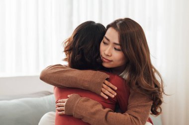  Mutlu lezbiyen çift homoseksüel mutluluğu yatak odasında yatakta yaşıyor.