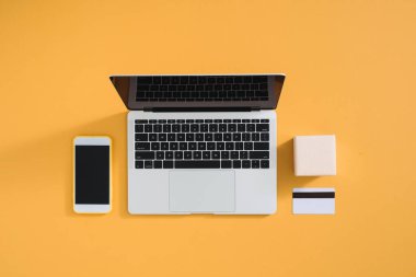 Renkli arka planda hediye paketleme ve İnternet alışverişi için yassı minimalist kompozisyon