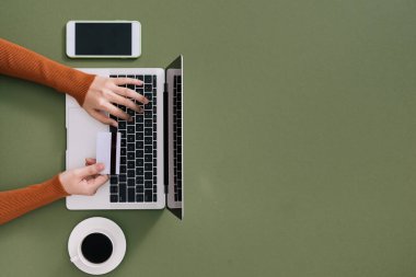 el notebook ve holding kredi kartı veri ekler