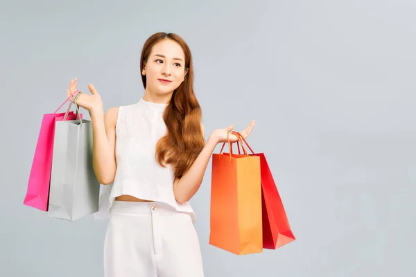 Kadın Alışveriş Çantasını Beyaz Arka Planda Mutlu Bir Şekilde Alır — Stok fotoğraf