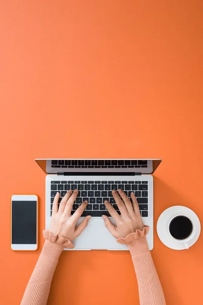 Mãos Mulher Digitando Laptop Branco Com Teclado Preto — Fotografia de Stock