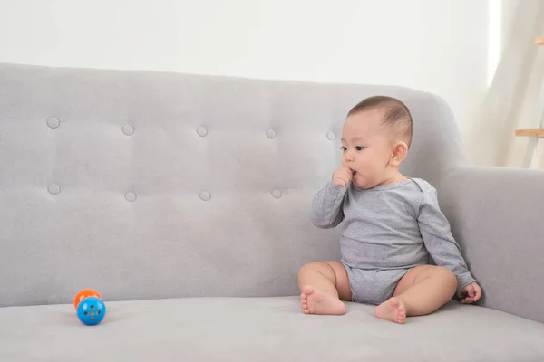 Bebê Bonito Sentado Sorrindo Sofá — Fotografia de Stock