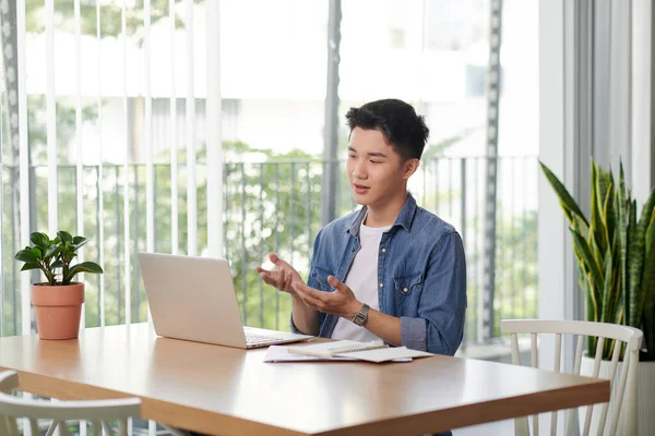 Atractivo Asiático Chico Utilizando Portátil Para Vídeo Comunicación — Foto de Stock