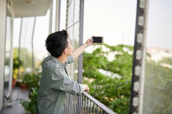 Homem Asiático Falando Telefone Vídeo Terraço Varanda Moderno Centro Escritório — Fotografia de Stock