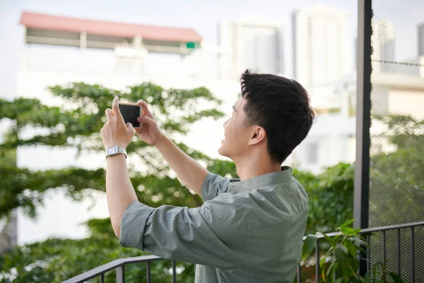 Homme Adulte Debout Prenant Des Photos Beaux Paysages Depuis Balcon — Photo