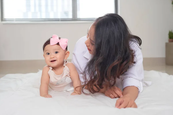Smiley Madre Bebé Mirándote Tirado Suelo Casa —  Fotos de Stock