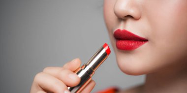 güzel bir genç kadın ruj uygulanıyor