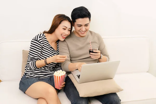 Junges Paar Schaut Film Auf Laptop Hause — Stockfoto