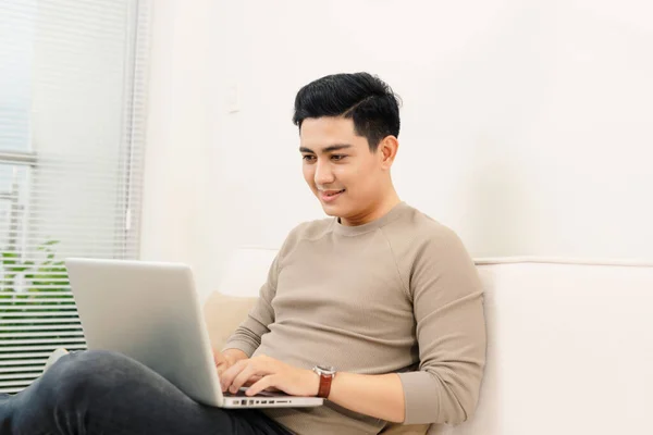 Hombre Independiente Usando Notebook Sofá Con Comodidad —  Fotos de Stock