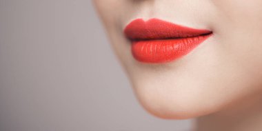Güzel kadının dudakları kırmızı ruj ile görünümünü kapat.