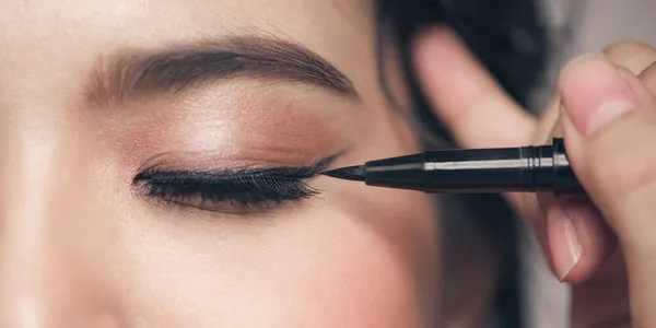 Make Dengan Hitam Eyeliner Close — Stok Foto
