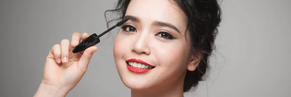 Woman Applying Mascara Using Eyelash Wand — Stock Photo, Image