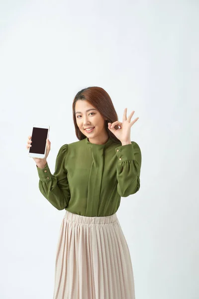 Satisfyer Encantadora Mujer Joven Mantenga Teléfono Inteligente Mostrar Bien —  Fotos de Stock