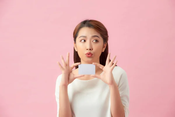 Молодая Азиатская Красивая Женщина Держит Чистую Карточку Изолированы Розовом Фоне — стоковое фото