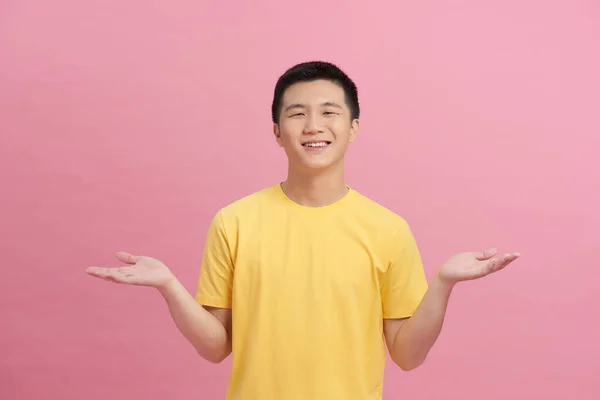Sonriente Hombre Asiático Emocionado Con Gesto Mano Abierta Sobre Fondo — Foto de Stock