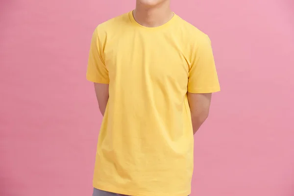 男子身穿黄色T恤 手挽手 背靠背 与粉色隔离的局部景象 — 图库照片